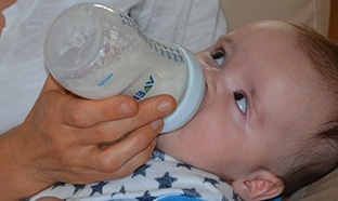 620 références de lait infantile retirées : Quelles alternatives ?