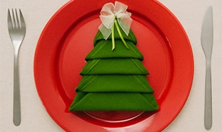 Astuce : Pliez vos serviettes de table en forme de sapin de Noël