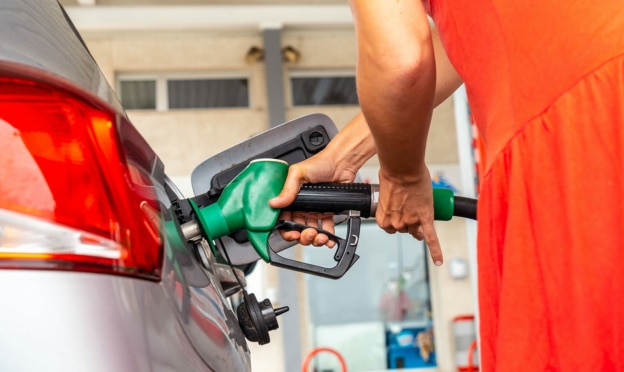 Nouveau chèque carburant de 100€ par voiture : Qui va pouvoir bénéficier de l’aide ?