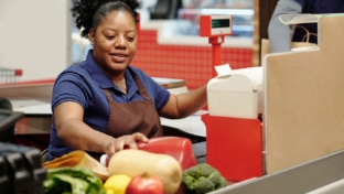 Adieu le chèque alimentaire, place à la carte alimentaire prépayée pour aider les Français